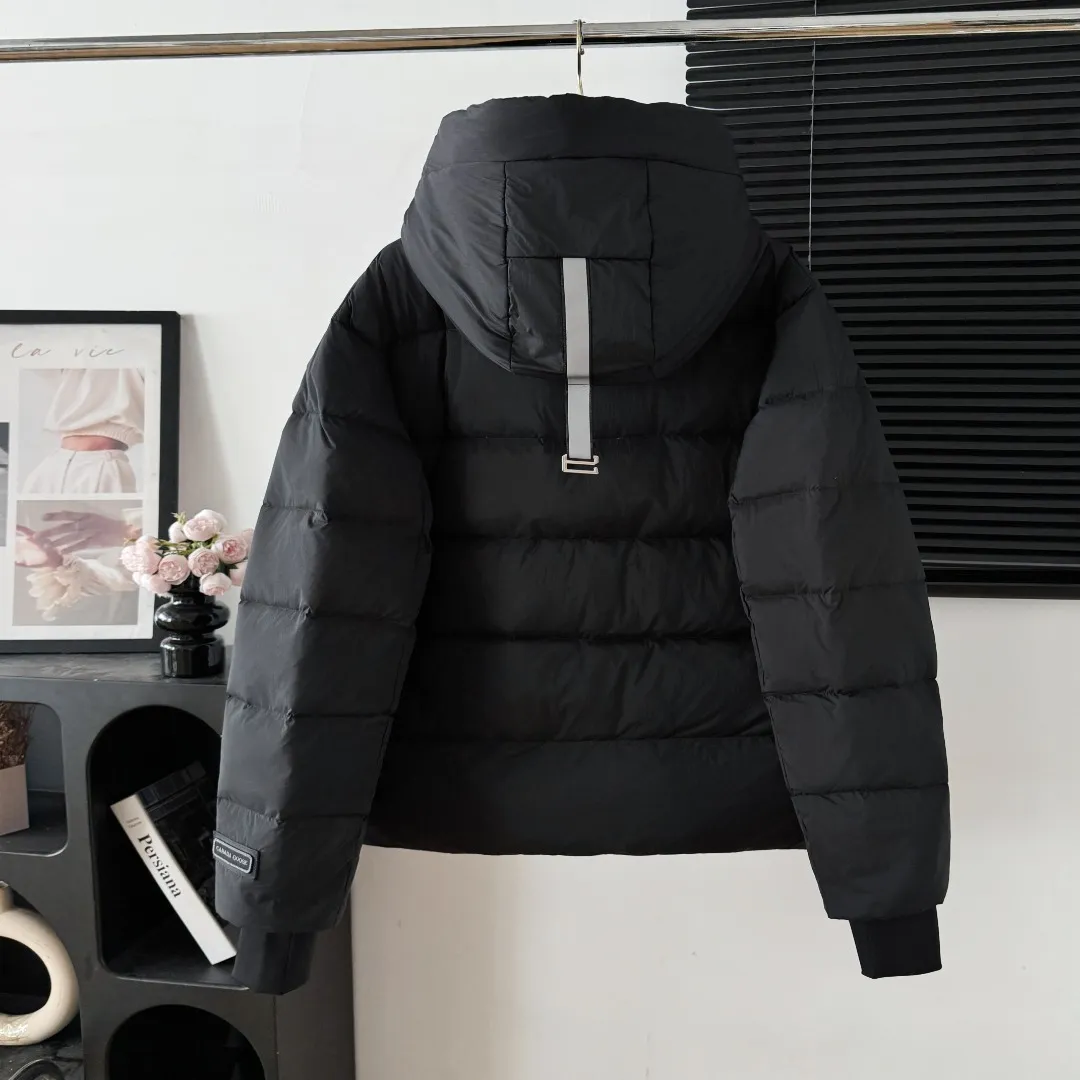Style number: Y 79 『Top version💯, feel free to compare🆚』𝗖𝗔𝗡𝗔𝗗𝗔 𝗚𝗢𝗢𝗦𝗘｜Canada Goose 𝗝𝘂𝗻𝗰𝘁𝗶𝗼𝗻 Series ski season black label rib down jacket parka capsule down jacket Ouyang Nana second generation 𝗦𝗶𝘇𝗲: 𝗫𝗦 𝗦 𝗠 𝗟 𝗫𝗟 𝗫𝗫𝗟 Color: Black, coffee Green double-layer anti-velvet liner design, super windproof performance, very warm in winter! Newly labeled white duck down filling, high fluffiness, windproof hooded design. When walking outdoors, pull the collar to the highest position, put your hands in the pockets and it will be very warm. It can be easily controlled by all body types! The interior is equipped with an elastic wind and snow skirt design for better wrapping!